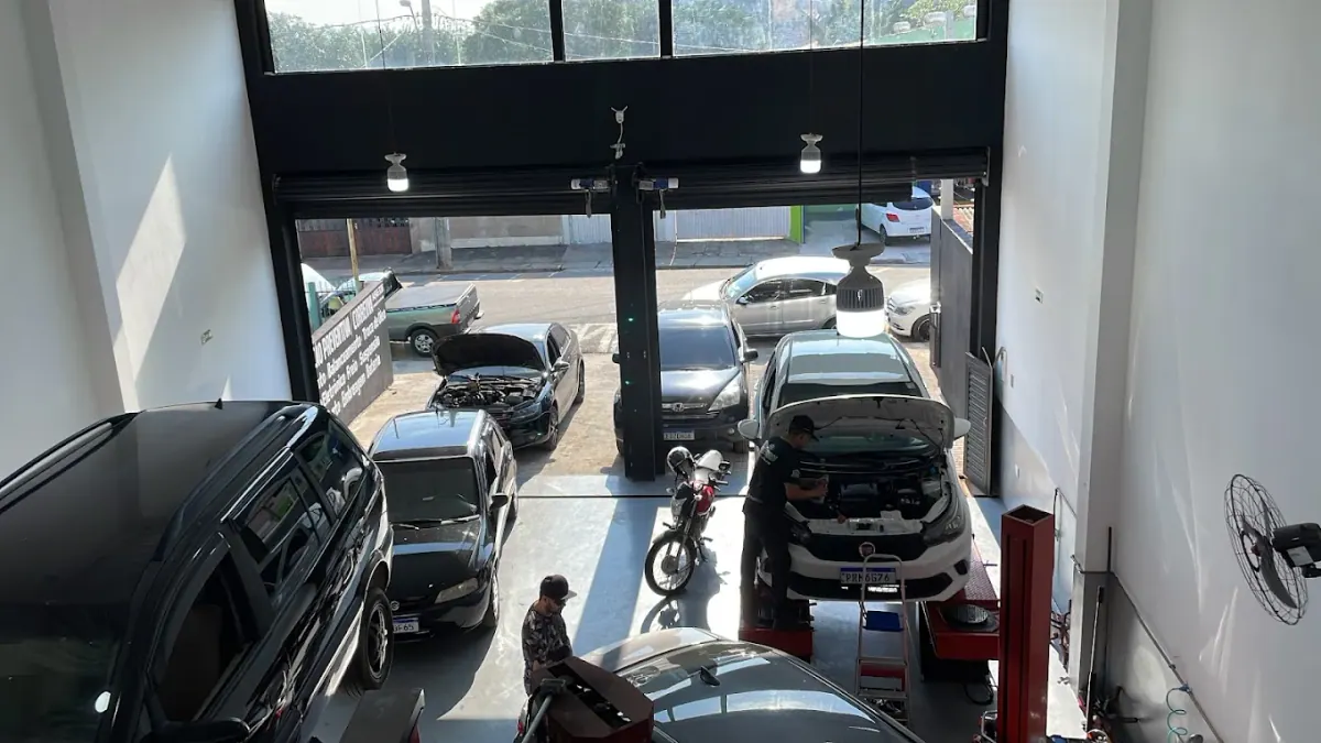 Box da Bressan Centro Automotivo com carros em manutenção sobre os elevadores