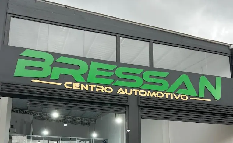 Fachada da Bressan Centro Automotivo com o letreiro iluminado